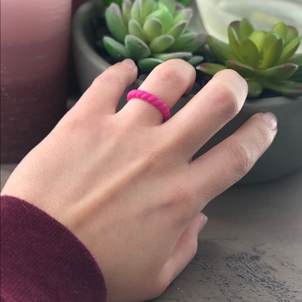 ⛔️SOLD⛔️ Qalo Stackable Twist Silicone Ring - Pink